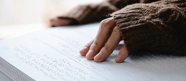 Brailleschrift wird mit den Fingern gelesen – Symbolbild für digitale Barrierefreiheit, Inklusion und gleichberechtigten Zugang zu Informationen