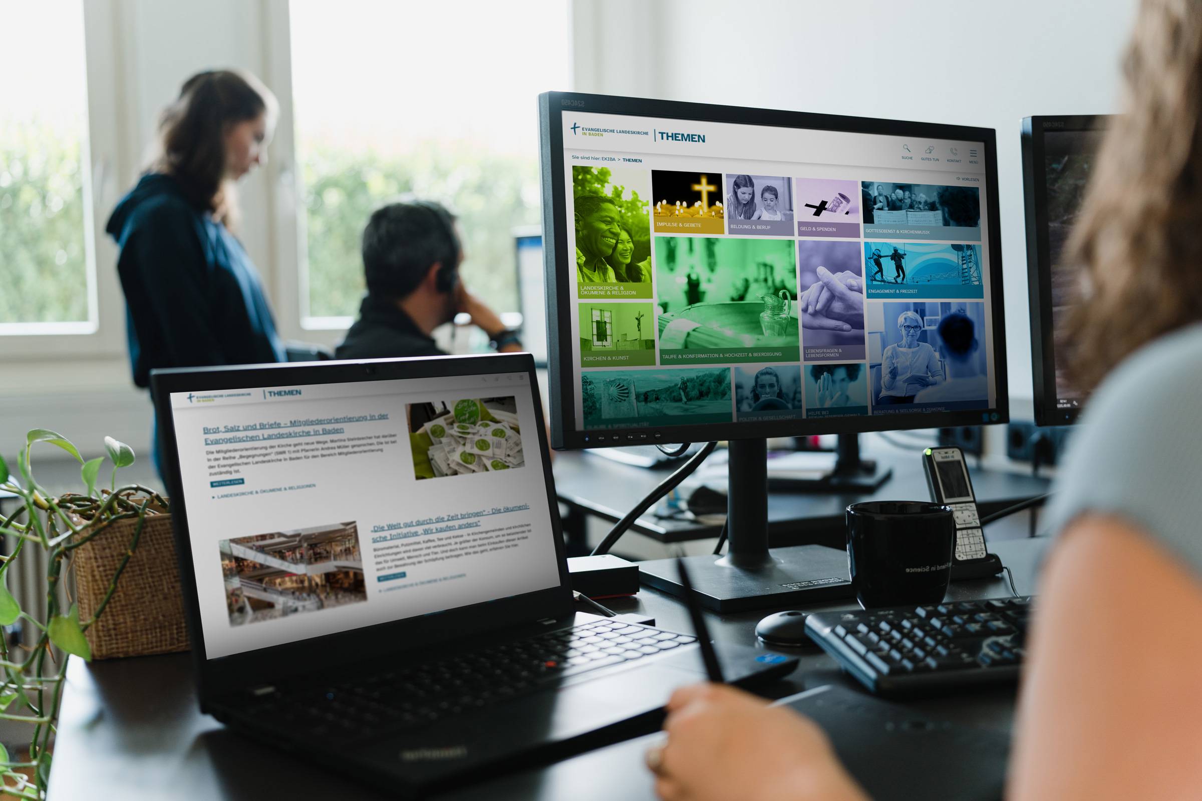 Website der Evangelischen Landeskirche in Baden (EKIBA) auf Laptop und Monitor dargestellt