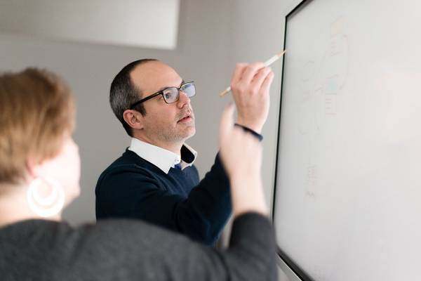 Person am Whiteboard