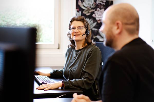 Quelle: Web Commerce GmbH Mitarbeiterin im Support
