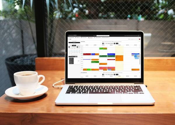 Quelle: Foto von Alex Knight auf Unsplash, https://unsplash.com/de/fotos/laptop-neben-kaffeetasse-j4uuKnN43_M Laptop auf dem das Backend von LUKAS zu sehen ist