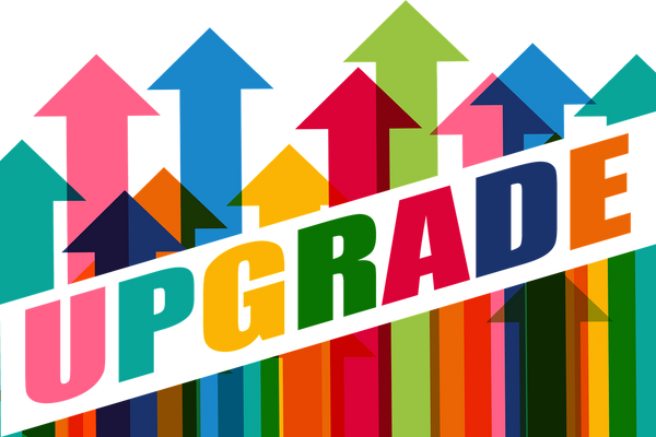 Quelle: pixabay.com / geralt, https://pixabay.com/de/illustrations/update-upgrade-aktualisieren-1672350/ Bunte, nach oben gehende Pfeile und darüber der Schriftzug Upgrade