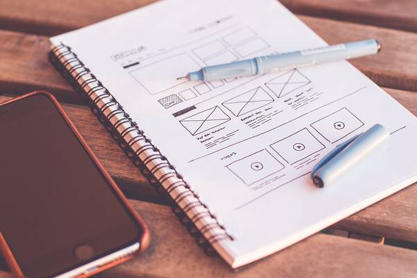 Scribble eines Website-Layouts auf einem Notizblock