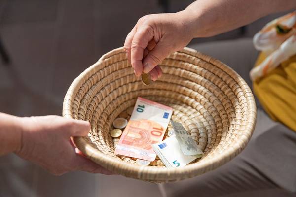 Quelle: Medio TV / Christian Schauderna / fundus-medien.de, Fundus, redaktionell frei verwendbar, 7586 Ein geflochtenes Körbchen wird herumgereicht, um Geld einzusammeln. Ein paar Scheine und Münzen befinden sich bereits darin.